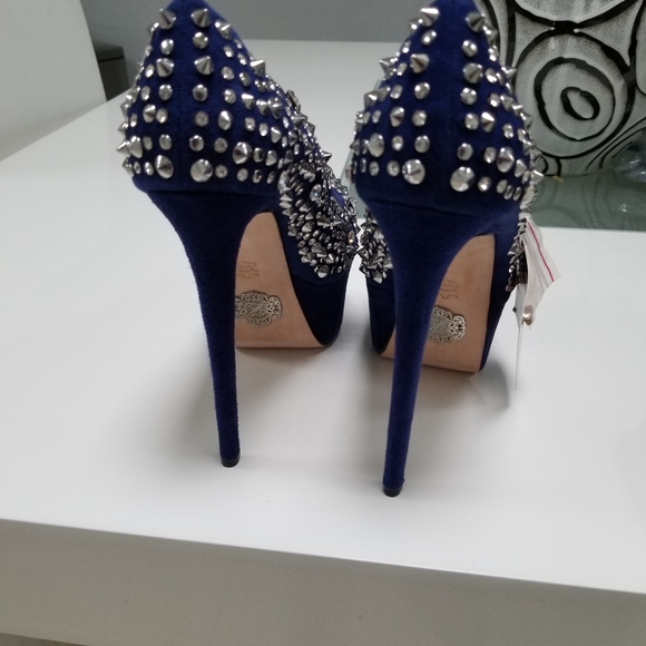 Shoes - Picture 5 of 8